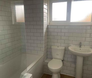 3 bedroom end of terrace house to rent - Photo 4