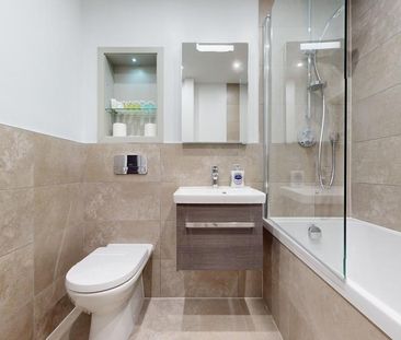3 bedroom flat to rent - Photo 4