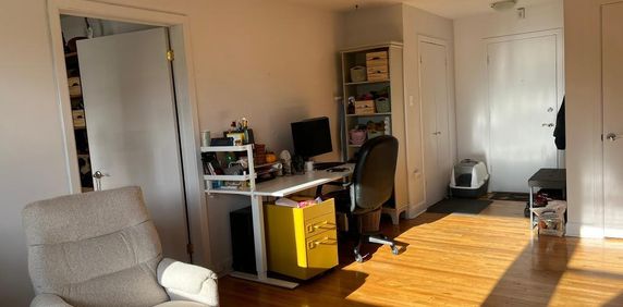 Grand 4½ mi-meublé, chauffé et à deux pas de l'Uni à louer - Photo 2