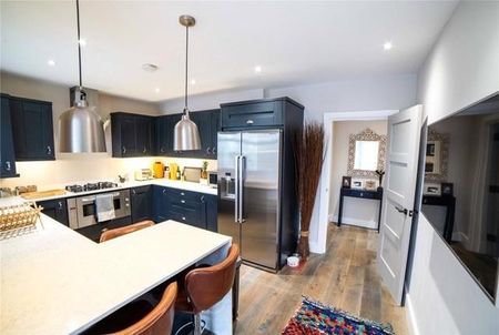 3 bedroom flat to rent - Photo 5