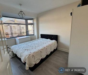 4 bedroom semi-detached house to rent - Photo 4