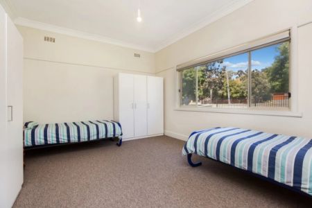 Charming cream brick home. - Photo 4