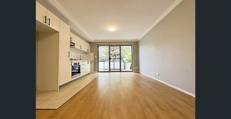 SPACIOUS ONE BEDROOM APARTMENT - Photo 3