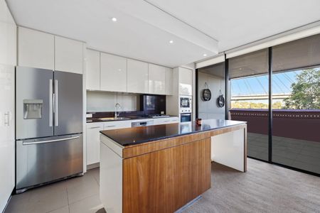 Modern Apartment with Stunning Water Views - Photo 3