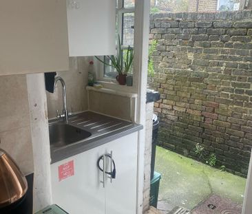 1 bedroom in a flat share to rent - Photo 6