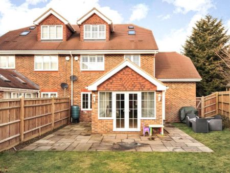 An attractive family home ideally located for town and station - Photo 2
