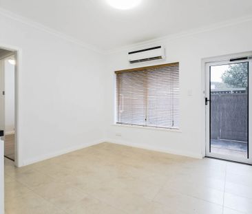 Fully renovated downstairs unit with two courtyards - Photo 6