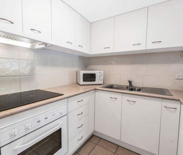 Large, Ground Floor Furnished Apartment with Air Conditioning - Photo 4