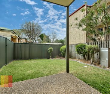 NEWLY RENOVATED 2 BEDROOM TOWNHOUSE - AIR CONDITIONED - Photo 6