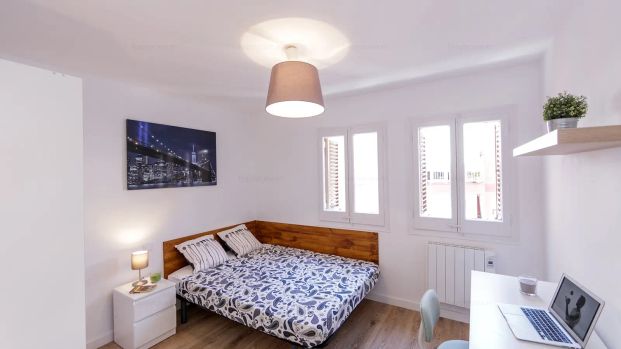 Room in a shared 10-bedroom apartment for rent in Collblanc, bills included, professionals and students. - Photo 1