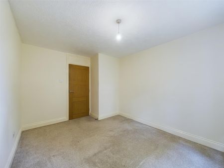 Balcombe Road, Pound Hill - Photo 3