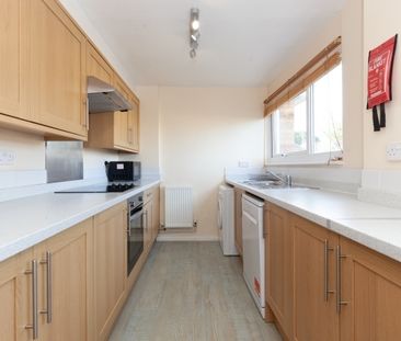 Beechey Avenue, Marston - Photo 3