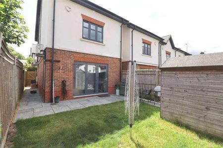 Woking, Surrey, GU21 - Photo 2