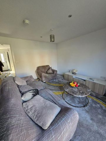 3 bedroom semi-detached house to rent - Photo 3