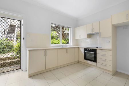 Spacious 2 Bedroom In a Quiet Block - Photo 5