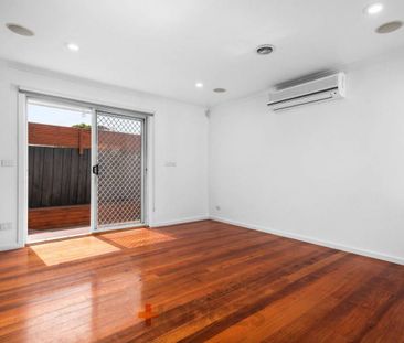 CENTRAL LOCATION | LOW MAINTENANCE | ALL YEAR ALFRESCO ENTERTAINING - Photo 3