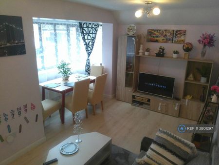 3 bedroom semi-detached house to rent - Photo 3