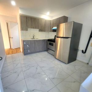 **Because You Deserve Renovated 4 1/2 TOP FLOOR, Ville Emard, Monk ** - Photo 2