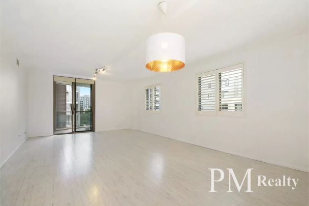 STUNNING TWO BEDROOM APARTMENT IN PRIME LOCATION - Photo 1