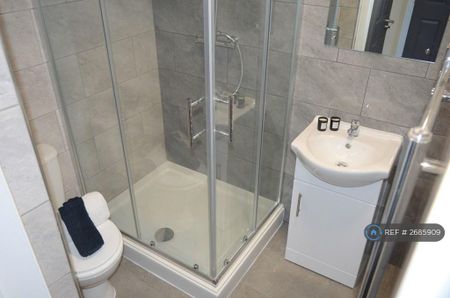 1 bedroom in a house share to rent - Photo 5
