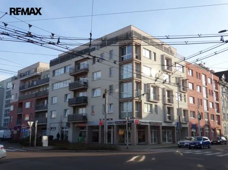 Pronájem zrekonstruovaného prostorného bytu 1+kk + B v centru Pardubic - Photo 5