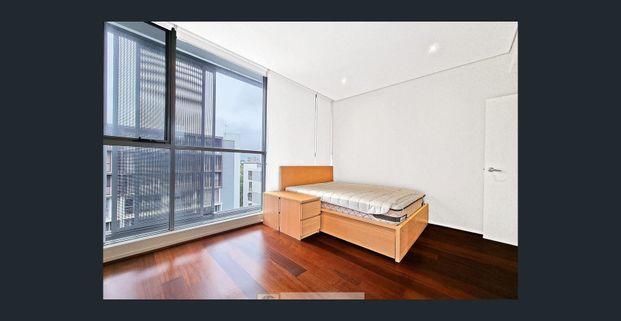 Penthouse-Style Living with Rooftop Terrace & City Views - Photo 1