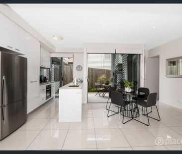 Location, Space, Style - Photo 5