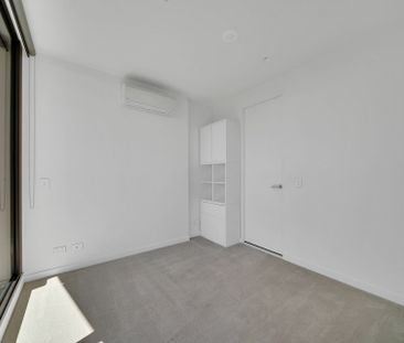 Light-Filled Two-Bedroom Apartment in Conservatory - Photo 3