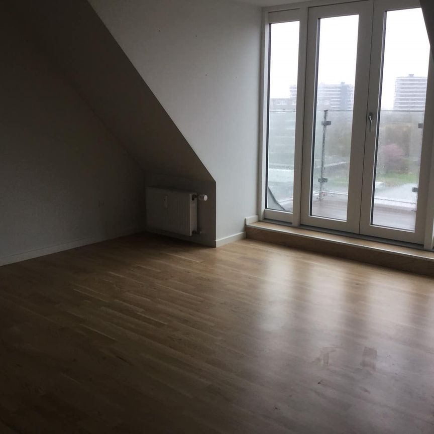 Skøn taglejlighed med altan og flot udsigt - Photo 1