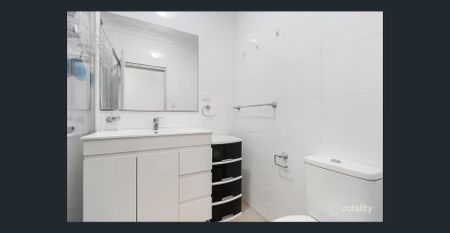 Spacious Townhouse - Ideal for Family Living - Photo 4