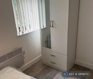1 bedroom in a house share to rent - Photo 2