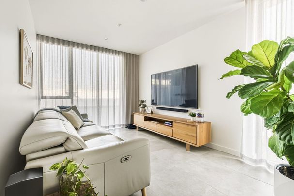 Lakefront Stunner - Executive Apartment with Views - Fully Furnished! - Photo 1