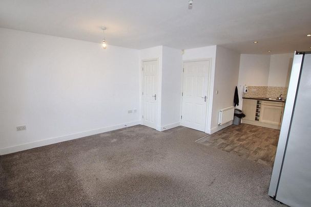 4 bedroom end of terrace house to rent - Photo 1