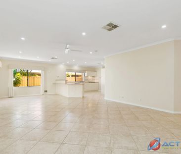 Spacious Family Home Opposite Donnelly Park - Photo 6