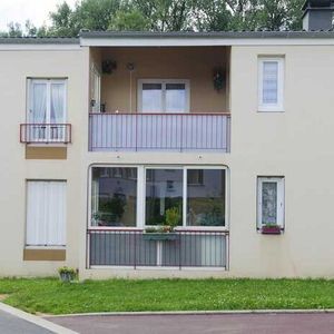 Appartement de Type 4 comprenant : un séjour, une cuisine, une salle de bain, 3 chambres et une loggia. - Photo 2