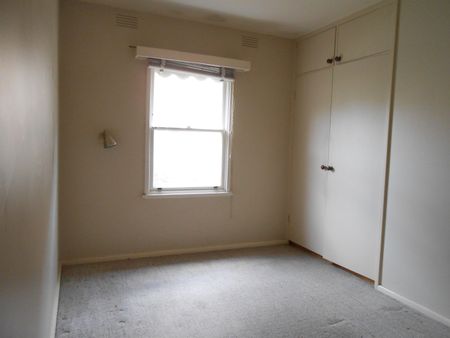 10 Evans Street, Chadstone VIC 3148 - House For Rent | Domain - Photo 2