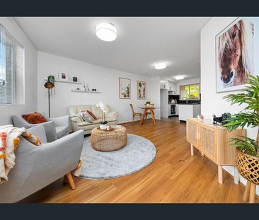 Oversized One Bedroom Apartment in central location. - Photo 1