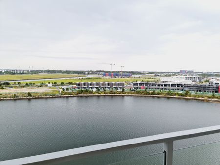 Stunning Top Floor 2 Bedroom Apartment with Lake Views - Photo 3