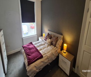 Rosemont Avenue (room 2), Bramley, Leeds - Photo 3