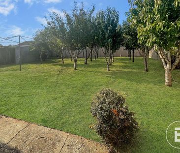 SPACIOUS FAMILY HOME WITH PLENTY OF BACKYARD SPACE - Photo 5