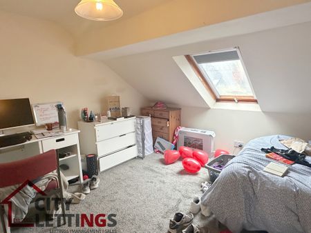 6 Bedroom Mid Terraced House - Photo 3