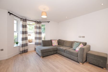 2 Bedroom Apartment, Oval Road, Croydon - Photo 2