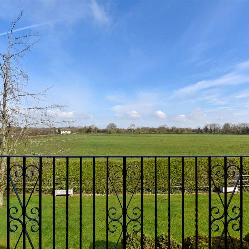 Charming 5 bedroom property located in a rural setting. - Photo 1