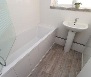 To Let 2 Bed Flat - Photo 3