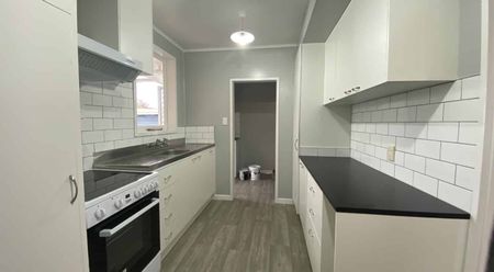 Fully renovated 2 bedroom home - Photo 2