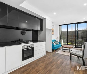 Wake up where the action is, walk to work, wander to cafs, stroll t... - Photo 3