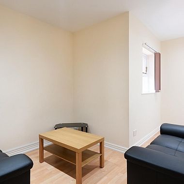 Spacious 6 bed House - Photo 1