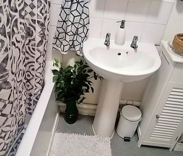 Room in a Shared Flat, Mantlet Close, SW16 - Photo 2