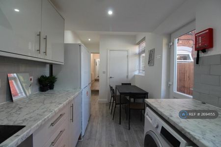 1 bedroom in a house share to rent - Photo 4
