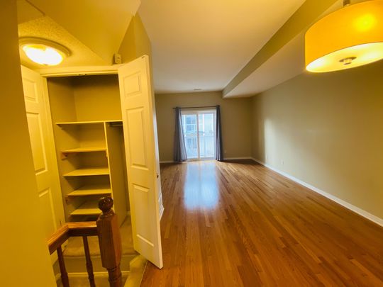 For Lease - 338 London Terrace, Manor Park - Cardinal Glen and Area, Ontario - Photo 1